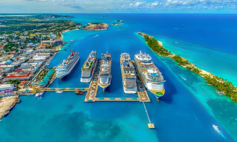 Crucero navegando en aguas turquesa del Caribe