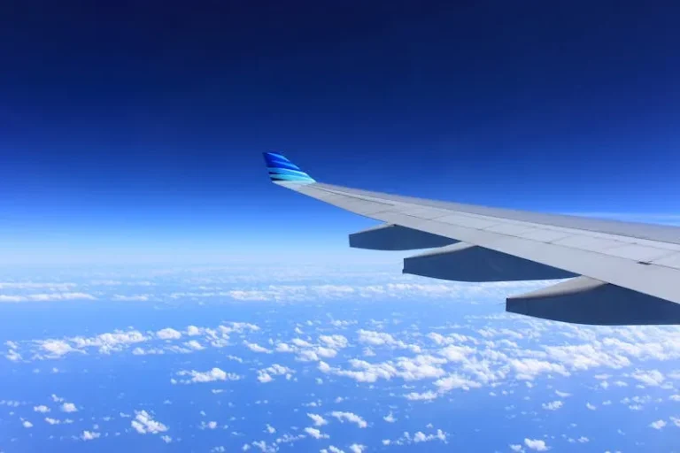 Avión comercial despegando al amanecer sobre nubes