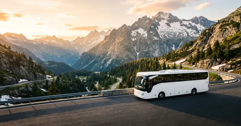 Autobús de circuito turístico en una carretera alpina europea al atardecer